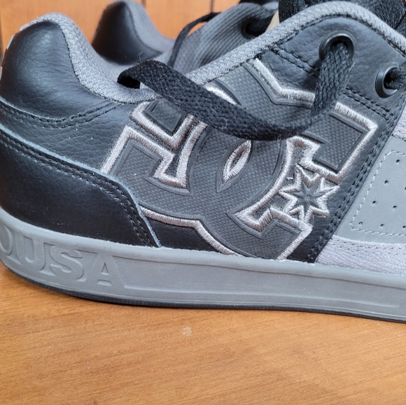 DC Shoes  Men's Size 11 Leather Low Top Classic Skateboarding Sneakers - Picture 2 of 6